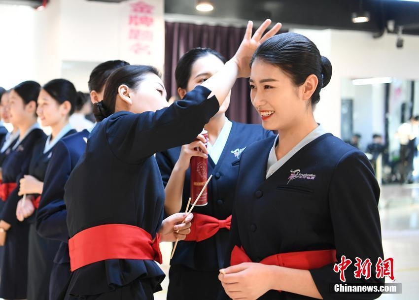 客室乗務員採用試験に向け強化訓練に勵む平均年齢18歳の少女たち