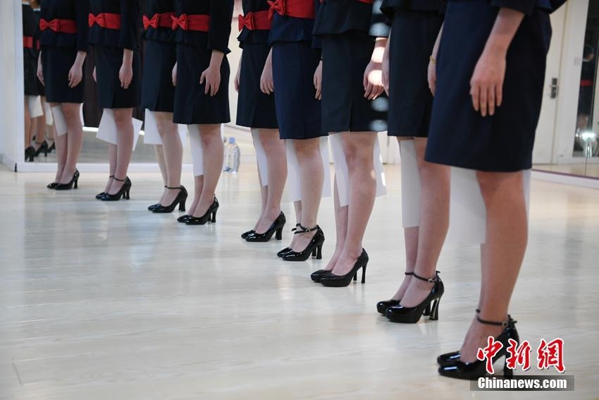 客室乗務(wù)員採用試験に向け強化訓(xùn)練に勵む平均年齢18歳の少女たち