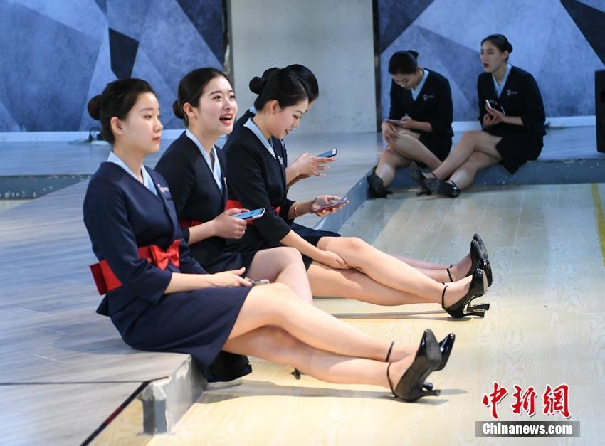 客室乗務(wù)員採用試験に向け強(qiáng)化訓(xùn)練に勵(lì)む平均年齢18歳の少女たち