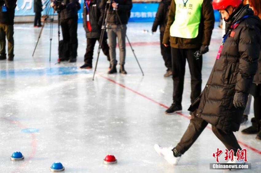 什剎海スケート場で氷上スポーツ「氷蹴球」の試合　北京市
