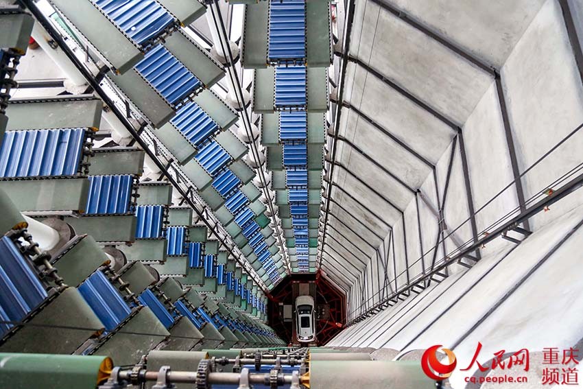 車、空を飛ぶ？重慶初のスマート立體パーキング間もなくオープン