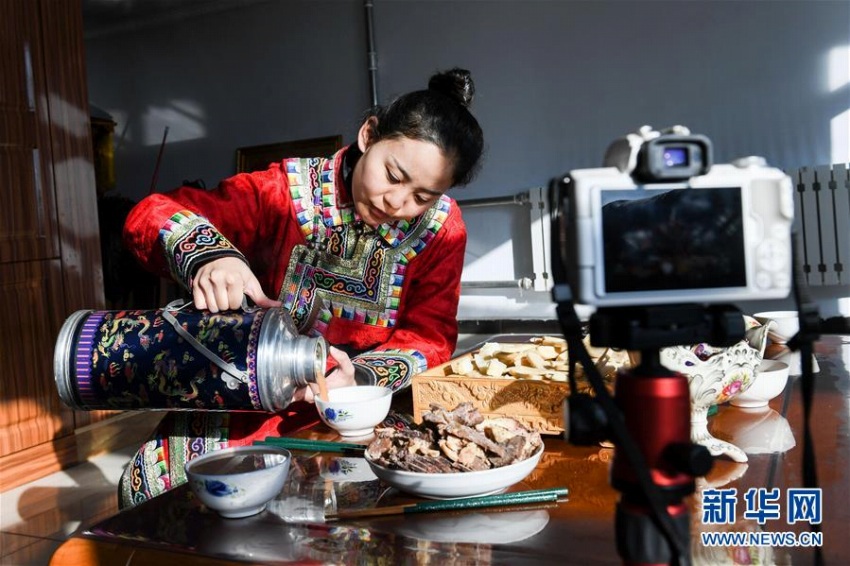 故郷に戻り牧草地での暮らしを配信し、人気集めるモンゴル族の女性