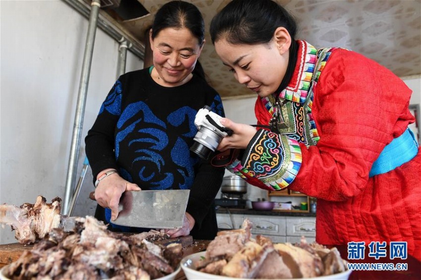 故郷に戻り牧草地での暮らしを配信し、人気集めるモンゴル族の女性