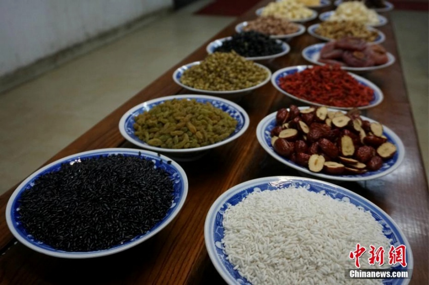 河南省少林寺で「少林五行臘八粥」ふるまわれる　外國人僧侶の姿も