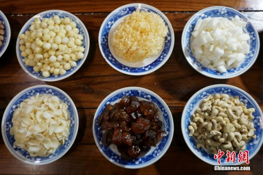 河南省少林寺で「少林五行臘八粥」ふるまわれる　外國人僧侶の姿も