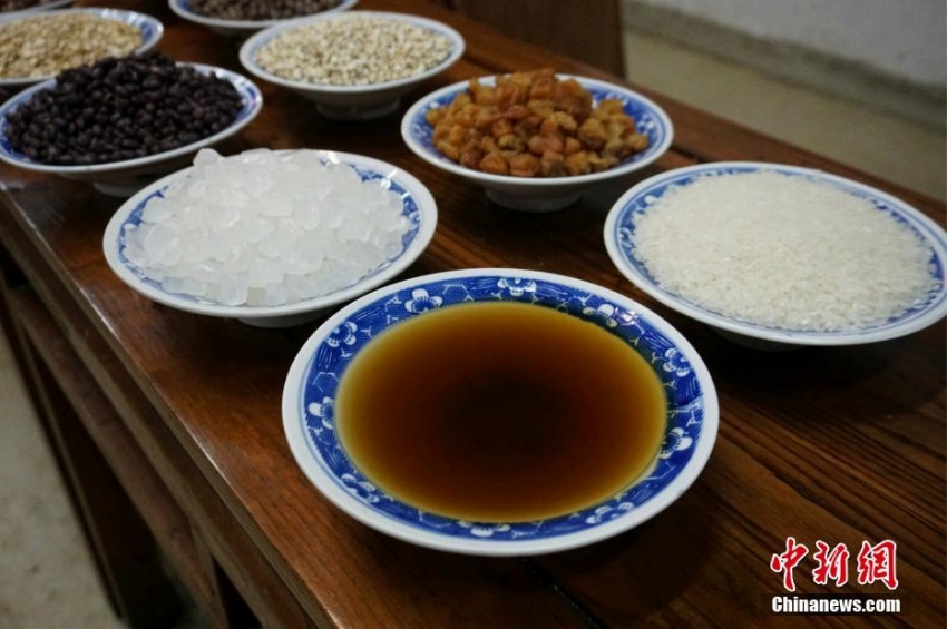 河南省少林寺で「少林五行臘八粥」ふるまわれる　外國(guó)人僧侶の姿も