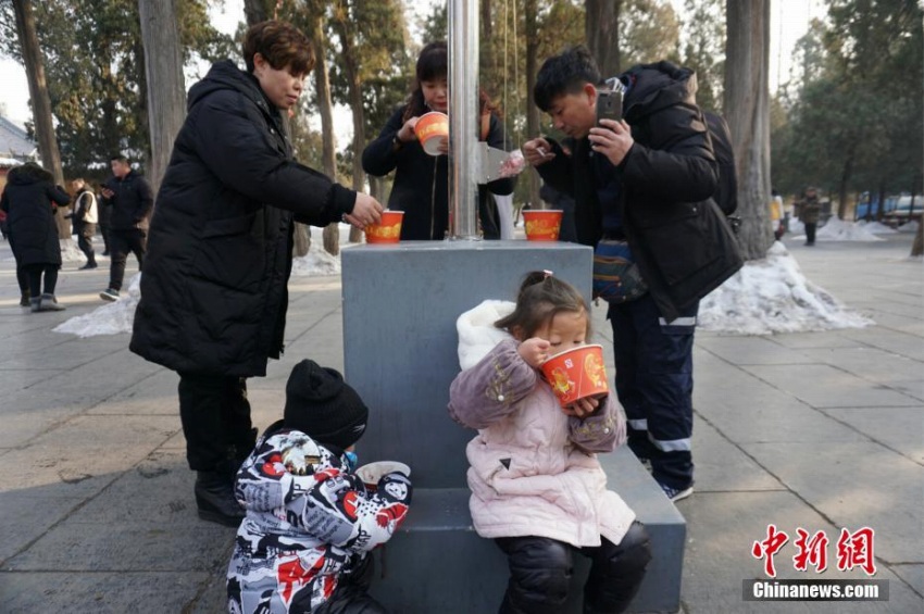 河南省少林寺で「少林五行臘八粥」ふるまわれる　外國人僧侶の姿も