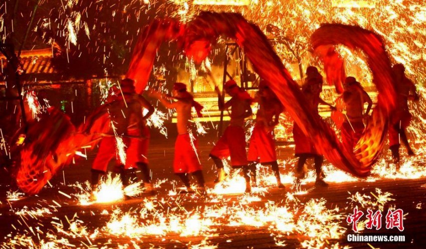 山東省臺児荘で無形文化財「火竜鋼花」のパフォーマンス