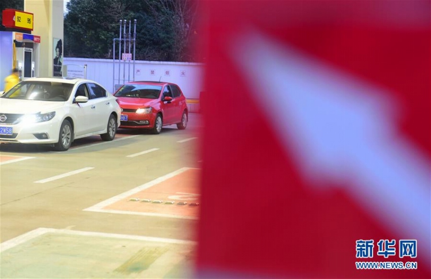 1月14日、江蘇省無(wú)錫市內(nèi)のガソリンスタンド。