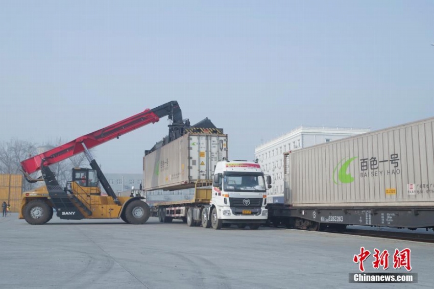 春節(jié)用品積んだ第一便の貨物列車が北京に到著