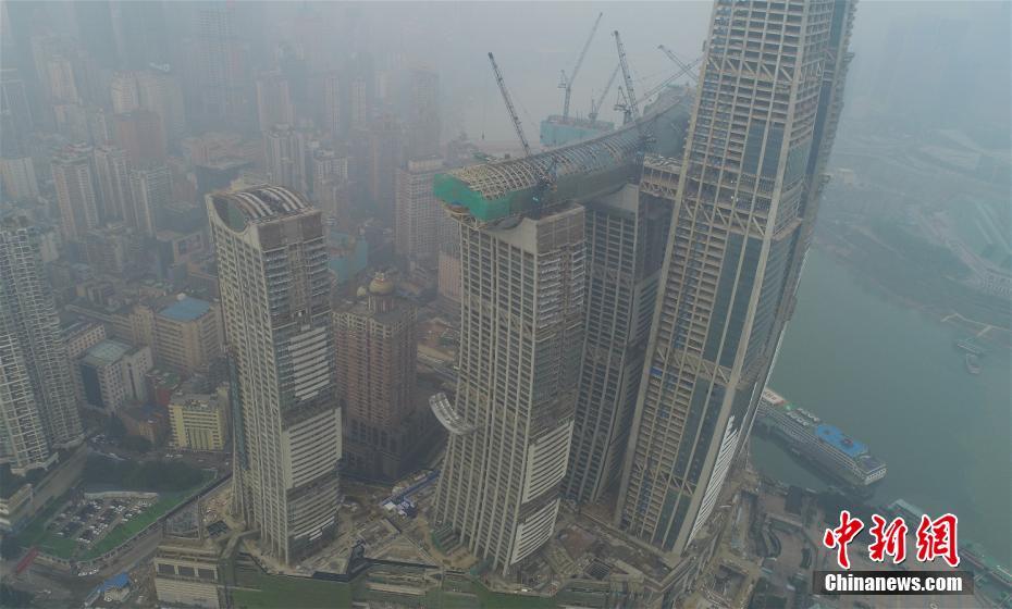 中國初の高さ250メートル以上でのカーテンウォール工事