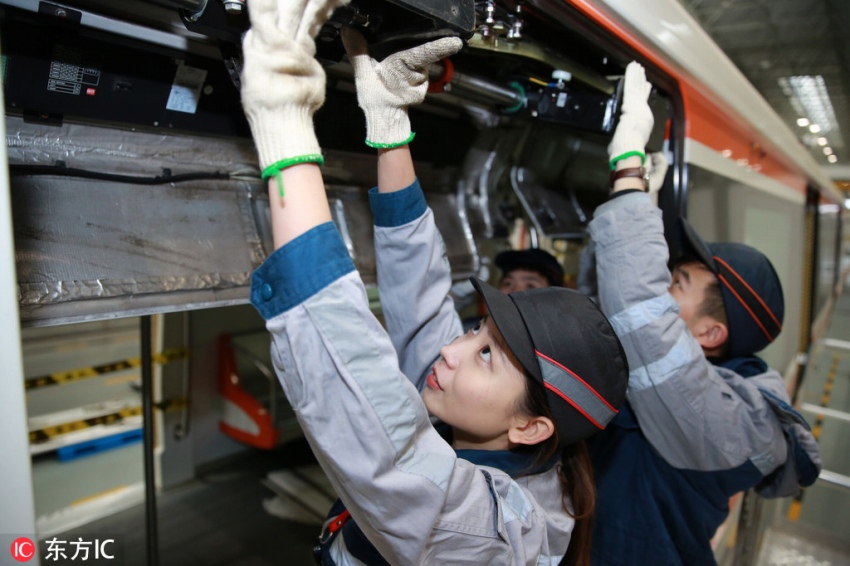 杭州の美人過(guò)ぎるエンジニア　黙々と地下鉄のメンテナンス