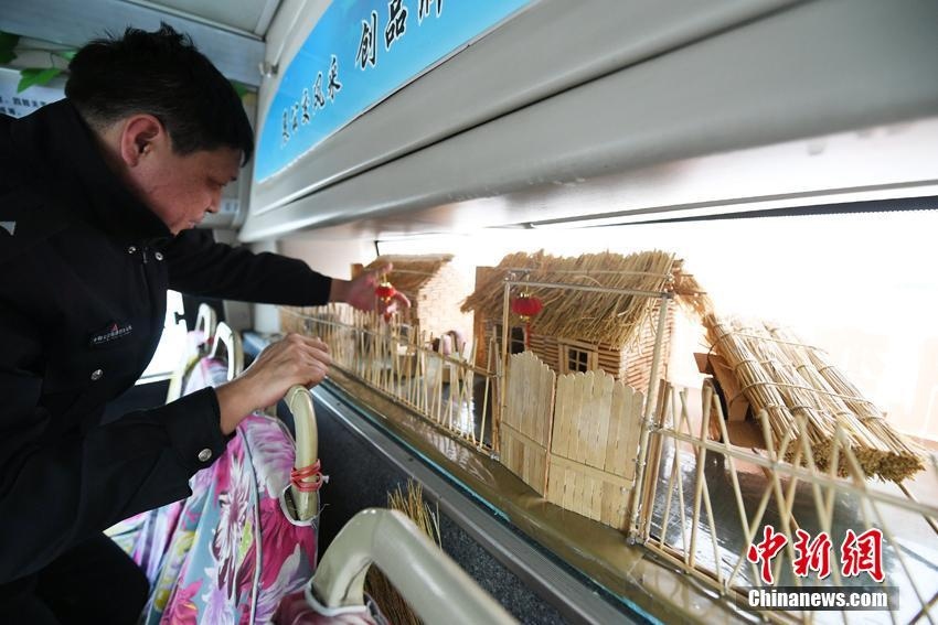 ガラクタを再利用して路線バスの車內(nèi)を大改造　吉林省