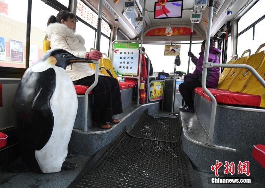 ガラクタを再利用して路線バスの車內(nèi)を大改造　吉林省