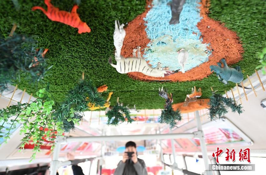 ガラクタを再利用して路線バスの車內(nèi)を大改造　吉林省