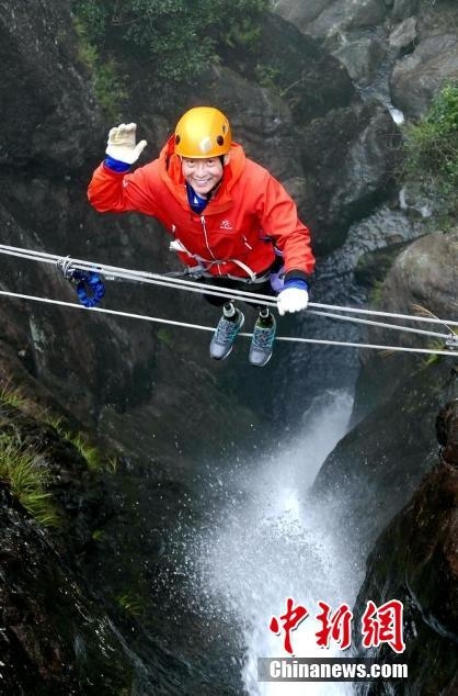 両足義足の70代男性が浙江省臺(tái)州神仙居でヴィア?フェラータに挑戦