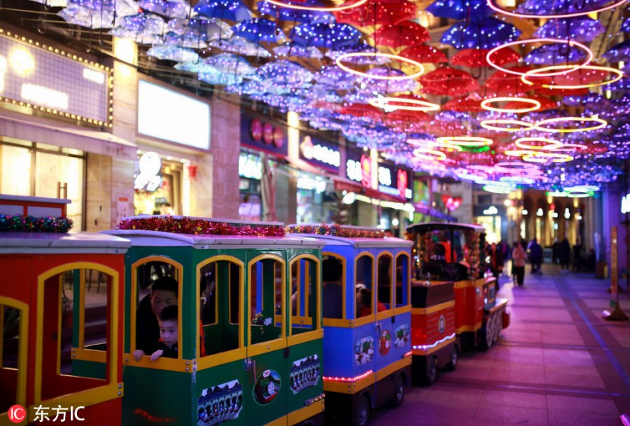 約千本の傘が演出するキラキラきらめく歩行者天國(guó)　南寧市