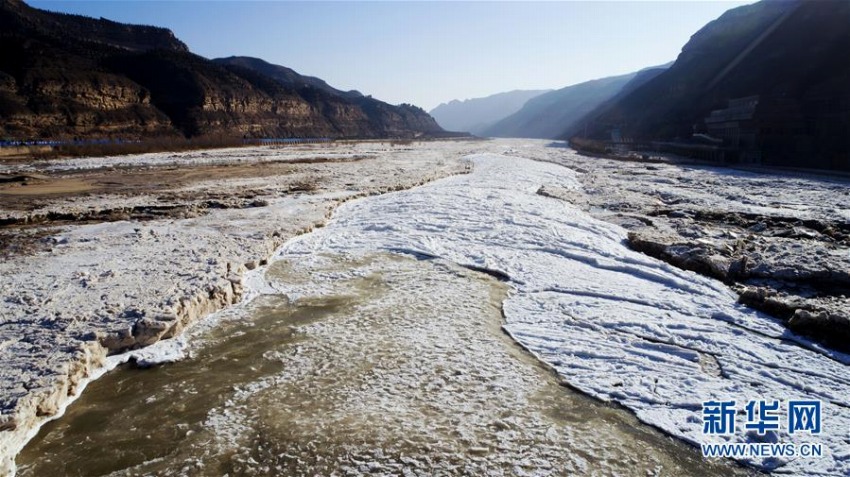 連日の厳しい寒さで凍り付いた黃河の滝