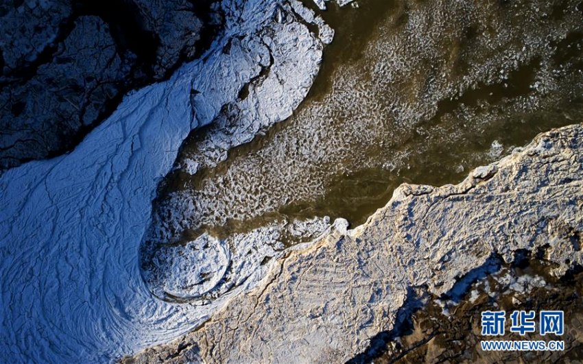 連日の厳しい寒さで凍り付いた黃河の滝