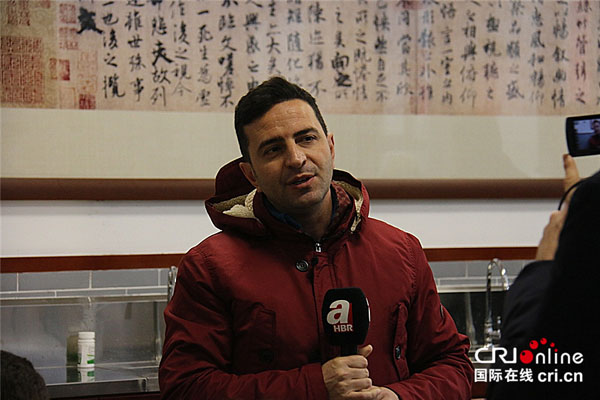 外國(guó)人記者が新疆の少數(shù)民族に対する教育を稱賛