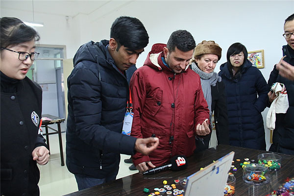 外國(guó)人記者が新疆の少數(shù)民族に対する教育を稱賛