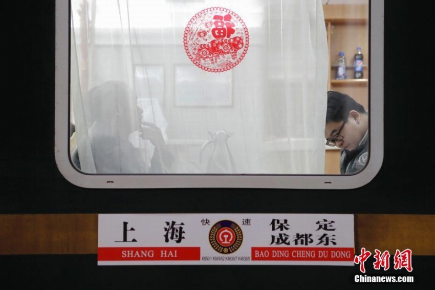 鉄道の上海駅から今年初の春運(yùn)臨時(shí)列車が発車