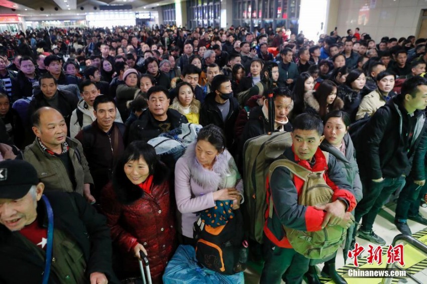 鉄道の上海駅から今年初の春運臨時列車が発車