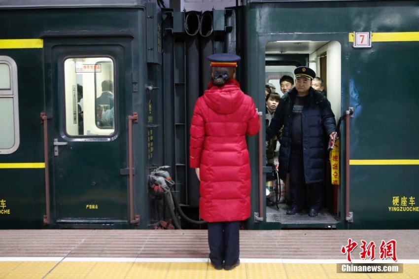 鉄道の上海駅から今年初の春運(yùn)臨時(shí)列車が発車