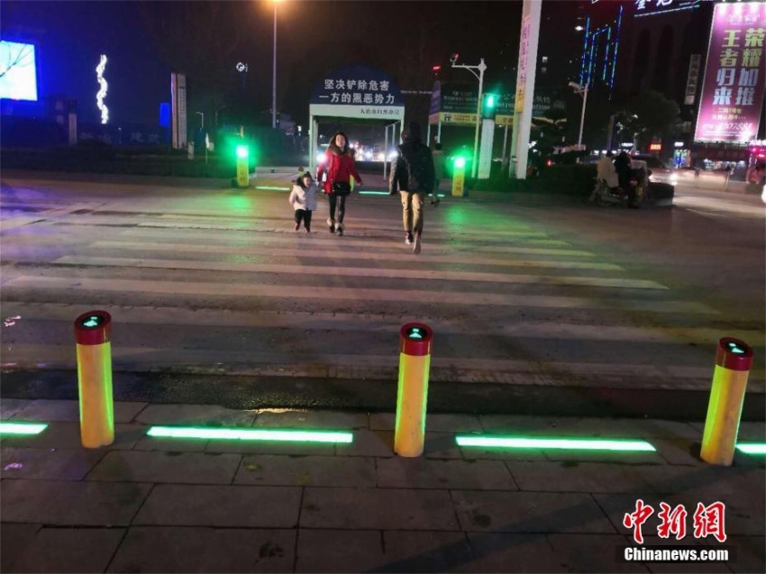 歩きスマホの人々にバージョンアップした「信號(hào)無(wú)視防止の神器」　湖北省