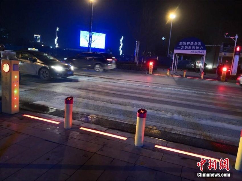 歩きスマホの人々にバージョンアップした「信號無視防止の神器」　湖北省