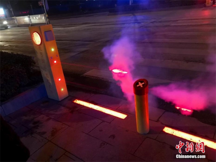 歩きスマホの人々にバージョンアップした「信號(hào)無(wú)視防止の神器」　湖北省