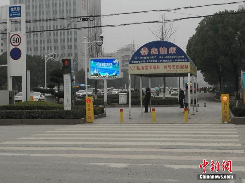 歩きスマホの人々にバージョンアップした「信號無視防止の神器」　湖北省