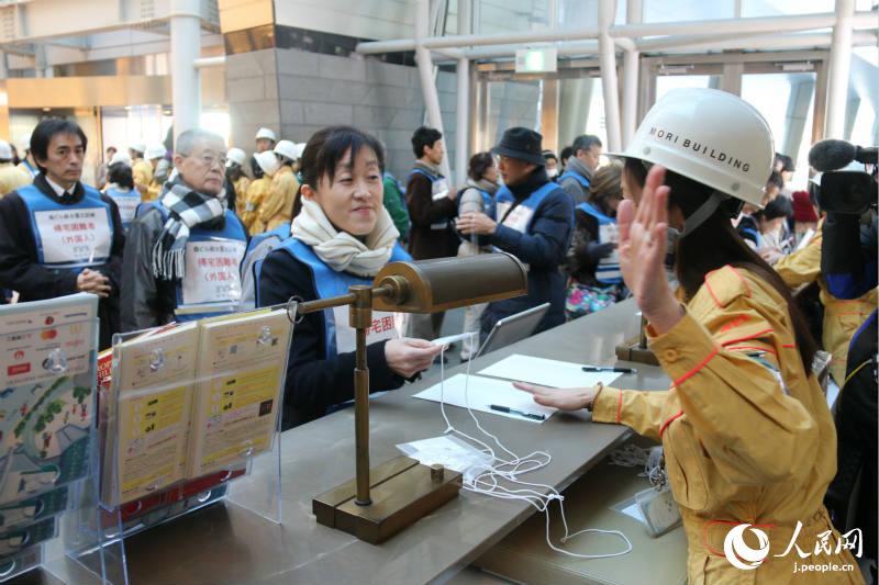 逃げ出す街から逃げ込める街へ　森ビルによる外國人帰宅困難者受入訓練