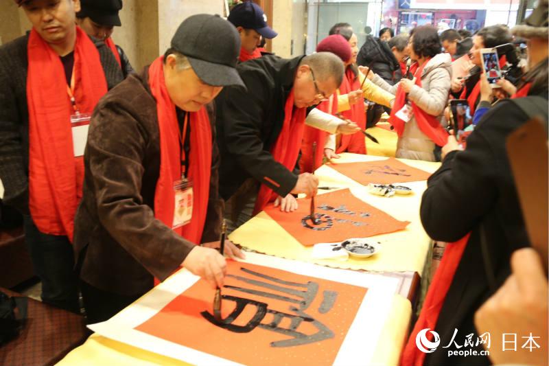 會(huì)場(chǎng)となった橫浜中華街で、書道家たちが「?！工巫证驎瘶斪?撮影?木村雄太)。