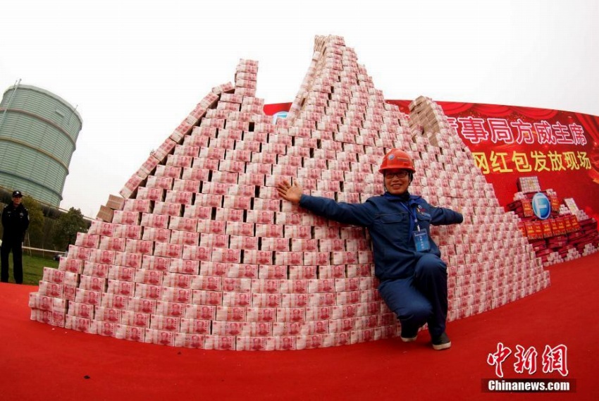 鉄鋼企業(yè)の敷地に山積みされた社員たちのボーナス3億元分の札束　江西省