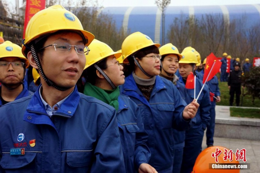 鉄鋼企業(yè)の敷地に山積みされた社員たちのボーナス3億元分の札束　江西省