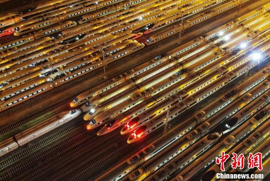 春節(jié)の帰省ラッシュ迎え、次々発車していく高速鉄道