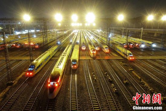 春節(jié)の帰省ラッシュ迎え、次々発車していく高速鉄道