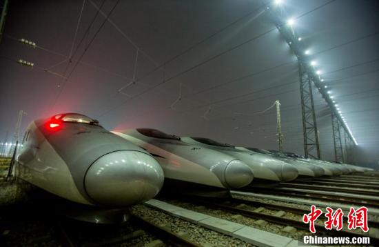 春節(jié)の帰省ラッシュ迎え、次々発車していく高速鉄道