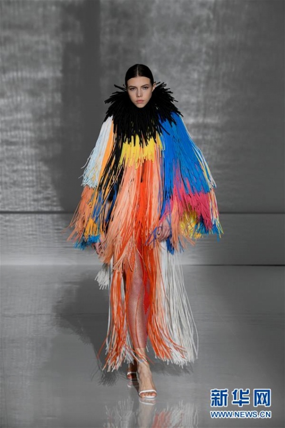 パリオートクチュールコレクションでジバンシィが新作ファッション披露