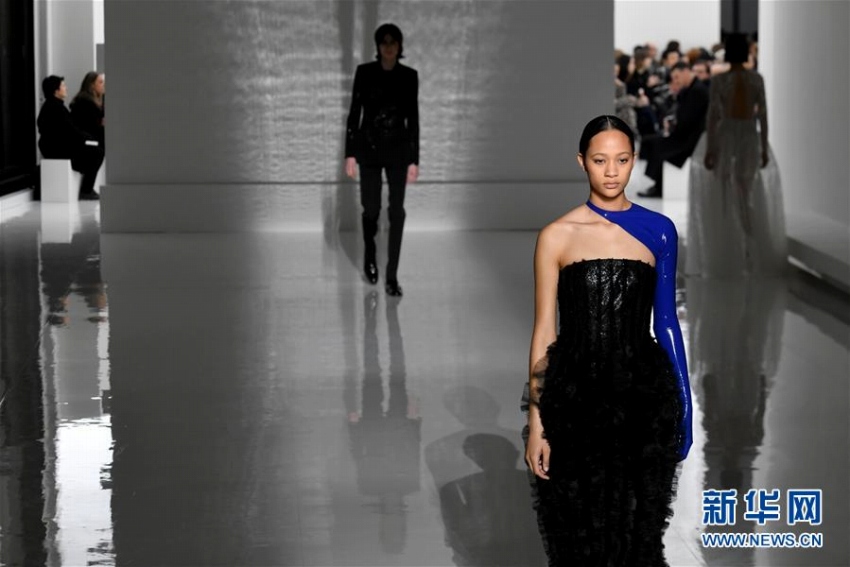 パリオートクチュールコレクションでジバンシィが新作ファッション披露