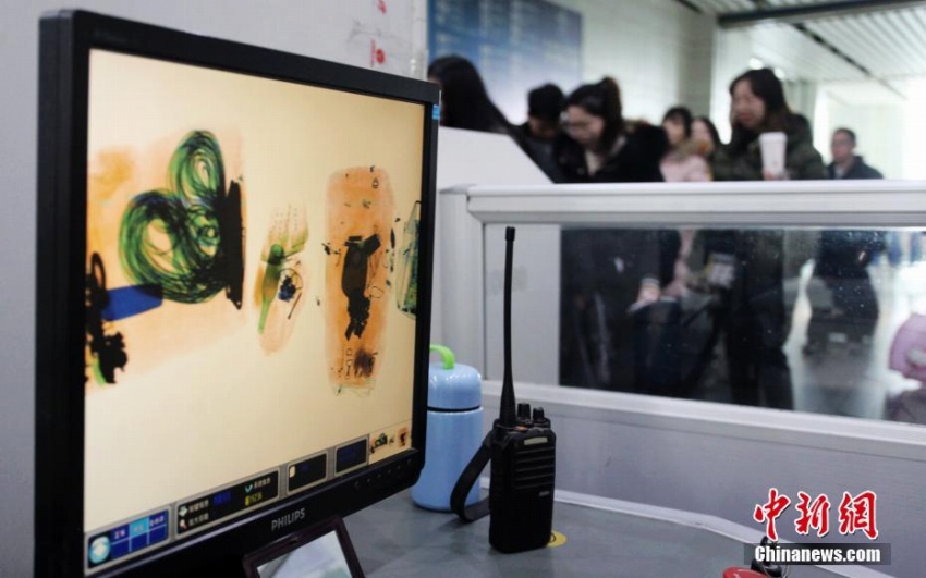 中國で帰省ラッシュ開始　「水彩畫」のようなX検査機を通る手荷物