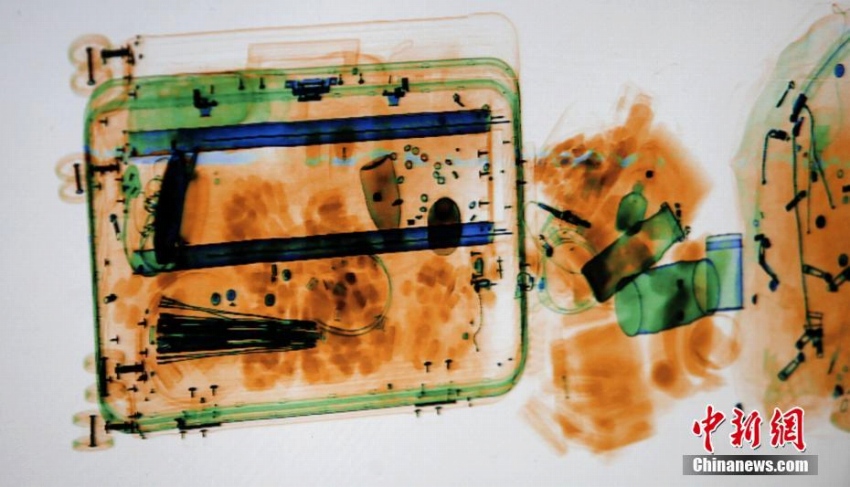 中國(guó)で帰省ラッシュ開(kāi)始　「水彩畫(huà)」のようなX検査機(jī)を通る手荷物