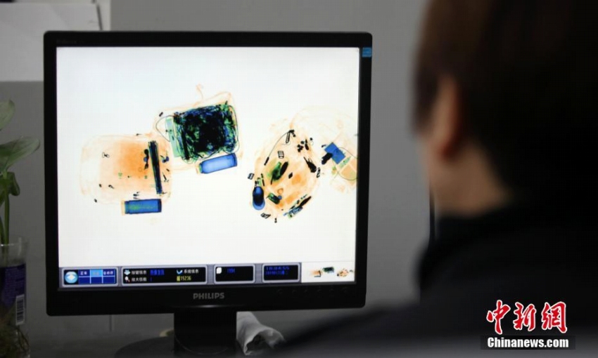 中國で帰省ラッシュ開始　「水彩畫」のようなX検査機を通る手荷物