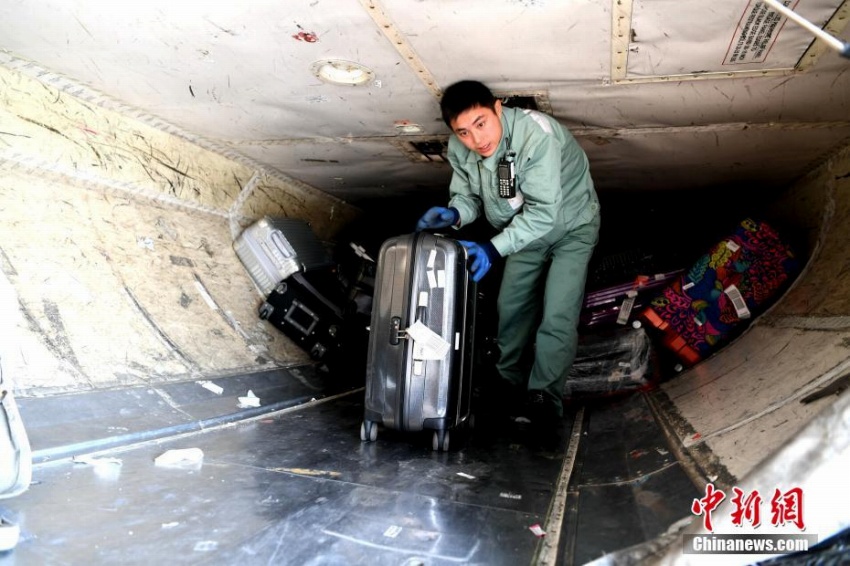 春節(jié)控えた空港の仕分け作業(yè)員は1人あたり毎日荷物1千個以上を擔(dān)當(dāng)