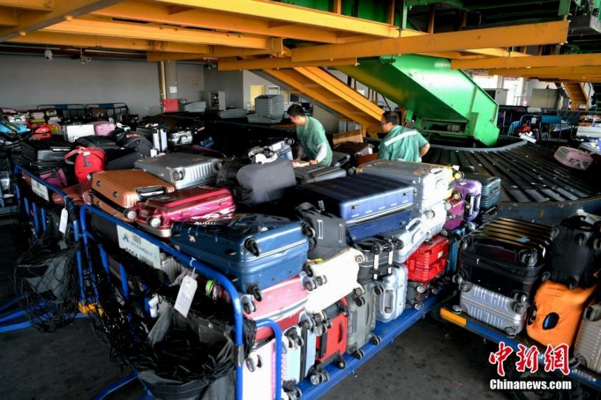 春節(jié)控えた空港の仕分け作業(yè)員は1人あたり毎日荷物1千個以上を擔(dān)當(dāng)