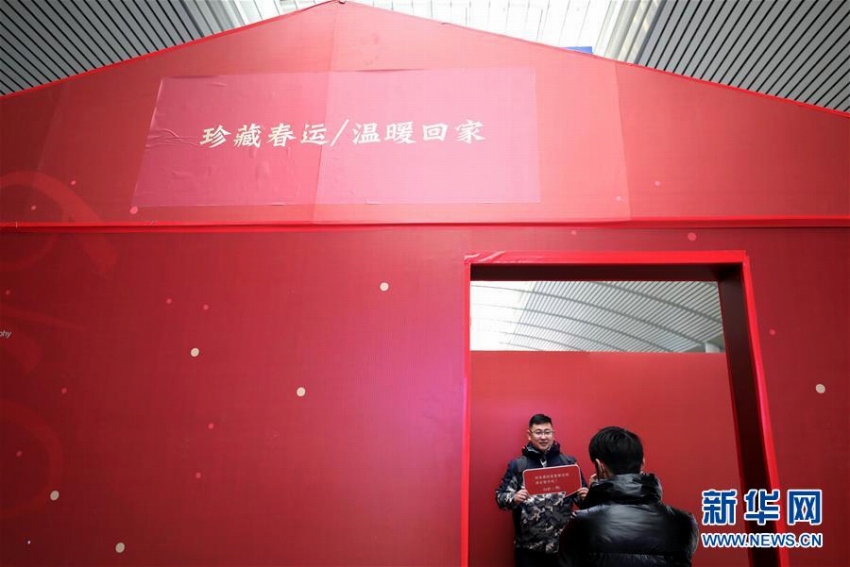 新年祝い鉄道駅で記念撮影！済南西駅に登場(chǎng)の「春運(yùn)寫(xiě)真館」　山東省