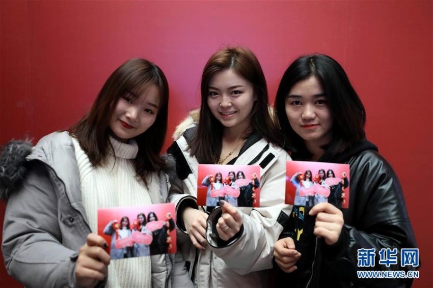 新年祝い鉄道駅で記念撮影！済南西駅に登場(chǎng)の「春運(yùn)寫真館」　山東省