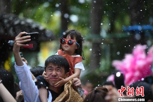 南國(guó)に舞い落ちる雪の華　海南島で人工雪のイベント