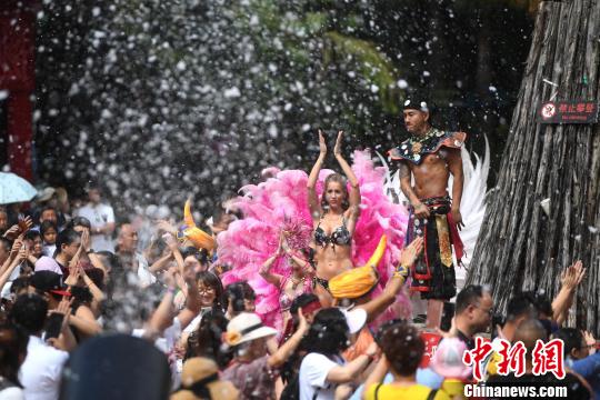 南國(guó)に舞い落ちる雪の華　海南島で人工雪のイベント